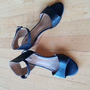 SUSINA WOMEN'S BLACK WEDGE SANDAL, 5 1/2 M